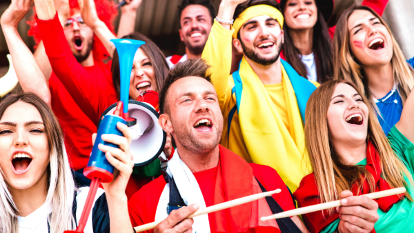 Fußballfans beim Public Viewing – WM 2026 Wien